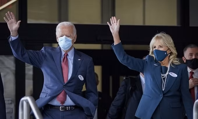 Ứng viên tổng thống đảng Dân chủ Joe Biden và phu nhân Jill Biden sau khi bỏ phiếu sớm trực tiếp tại tòa nhà Carvel, thành phố Wilmington, bang Delaware, hôm 28/10. Ảnh: AFP.