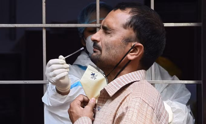 Xét nghiệm nCoV tại New Delhi, Ấn Độ, hôm 19/10. Ảnh: AFP.