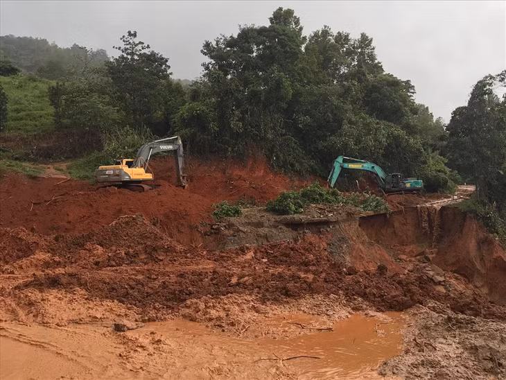 Khắc phục tình trạng sạt lở trên đường Hồ Chí Minh nhánh Tây. Ảnh: HT.