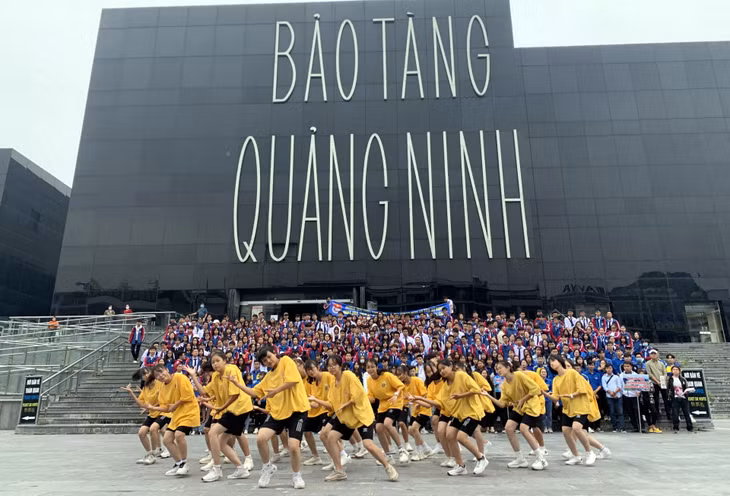 Tiết mục nhảy Flasmos của Trường Đại học Hạ Long.