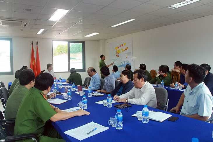 Các đại biểu nghiên cứu sơ đồ hiện trạng tiến độ thực hiện Dự án.