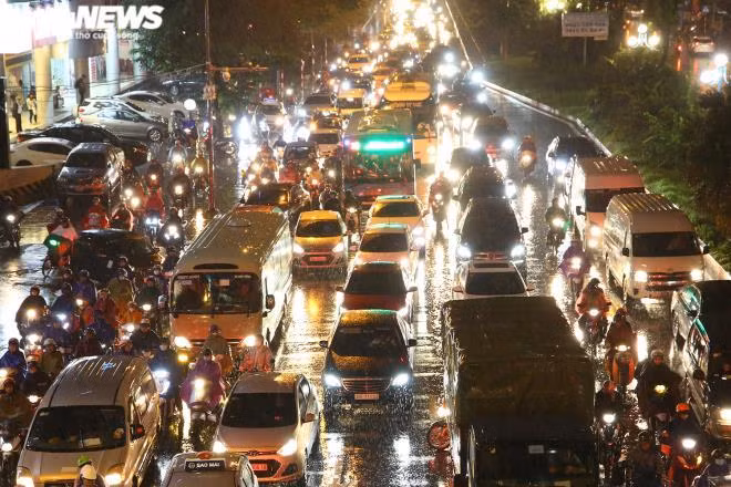 Hà Nội mưa to trong tối 14/10.