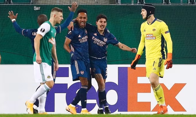 Aubameyang và Bellerin (thứ hai và thứ ba từ phải sang) phối hợp ghi bàn quyết định cho Arsenal, 13 phút sau khi vào sân. Ảnh: Reuters
