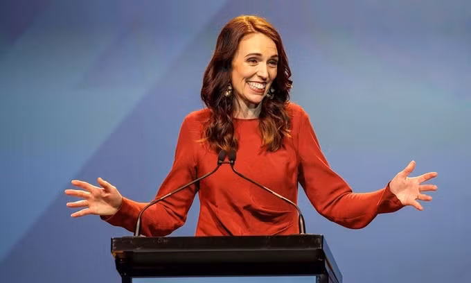 Thủ tướng New Zealand Jacinda Ardern phát biểu tại sự kiện ăn mừng chiến thắng bầu cử của đảng Lao động ở Auckland, ngày 17/10. Ảnh: Reuters.