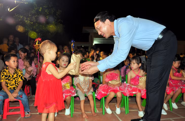Đồng chí Nguyễn Xuân Ký phát quà Trung thu cho các cháu thiếu nhi xã Kỳ Thượng.