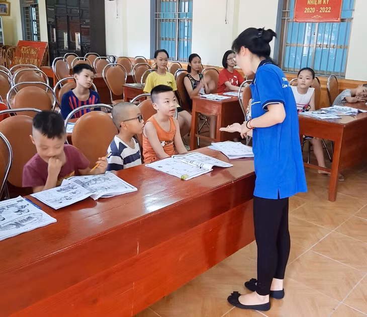 Các lớp học tiếng Anh miễn phí thu hút đông các em nhỏ tham gia học tập.