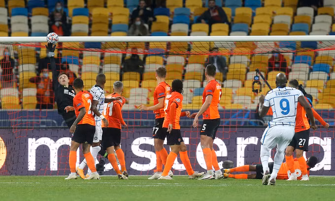 Thủ môn Trubin đẩy cú sút phạt của Lukaku đi chạm xà ngang ở phút 42. Ảnh: AP