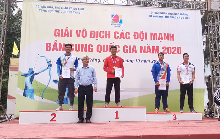 VĐV Phạm Ngọc Tú nhận HCV.