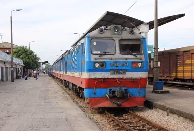 Tổng Công ty Đường sắt Việt Nam (ĐSVN) được giao quản lý, khai thác, bảo trì toàn bộ hệ thống đường sắt quốc gia, gồm 15 tuyến đường sắt, qua 34 tỉnh thành, tổng chiều dài 3.143 km; 297 nhà ga và khu ga. Đồng thời, Tổng Công ty ĐSVN phải đảm bảo an toàn 652 điểm gác chắn đường ngang, 380 đường ngang cảnh báo tự động, 486 đường ngang biển báo, 4.172 lối đi dân tự mở.