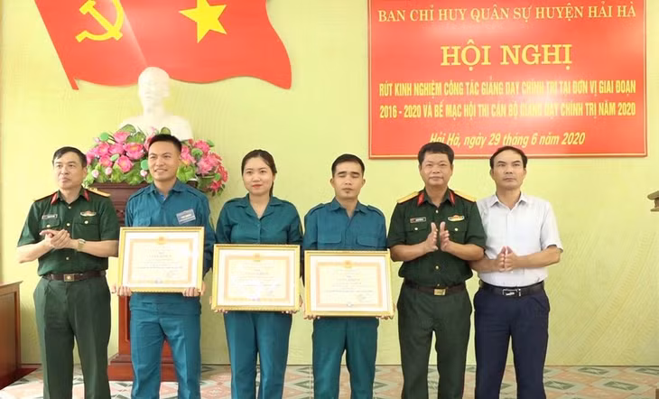 Ban CHQS huyện Hải Hà trao giấy khen cho cá nhân có thành tích trong công tác giảng dạy chính trị năm 2020. (Ảnh: Ban CHQS huyện Hải Hà)