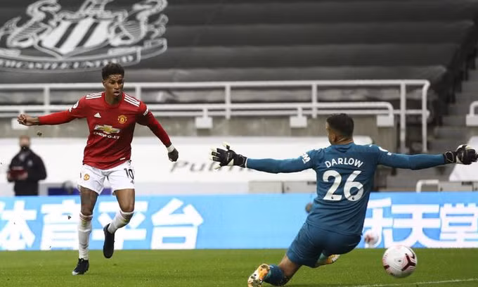 Rashford ấn định thắng lợi 4-1 cho Man Utd ở phút 90+6, trên sân St James’ Park hôm 17/10. Ảnh: AP