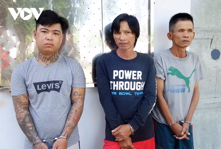 3 đối tượng: Đến, Huy và Dũng (từ trái qua)