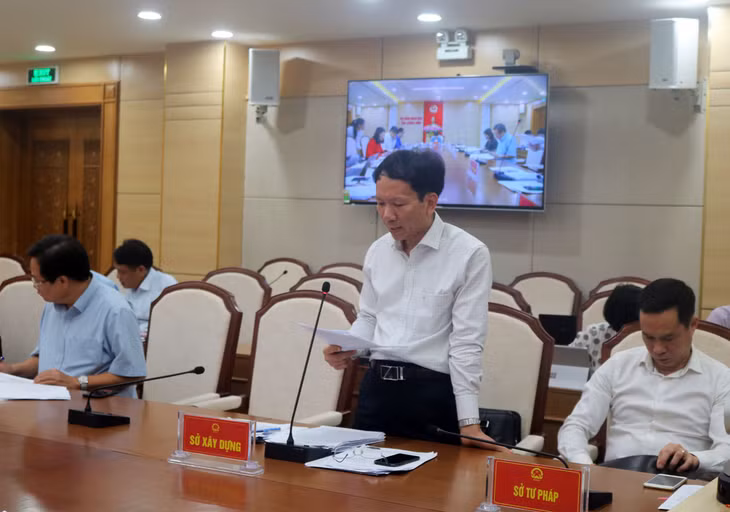 Lãnh đạo Sở Xây dựng trình bày dự thảo các tờ trình do đơn vị chủ trì soạn thảo.
