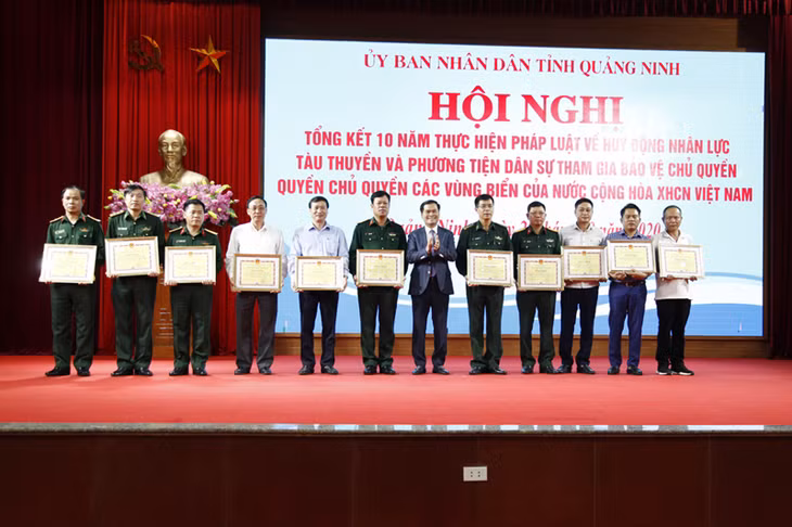 Các tập thể, cá nhân được UBND tỉnh khen thưởng.