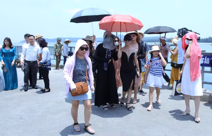 Nhịp sống của Cô Tô sôi động hơn nhờ những bước chân của du khách.