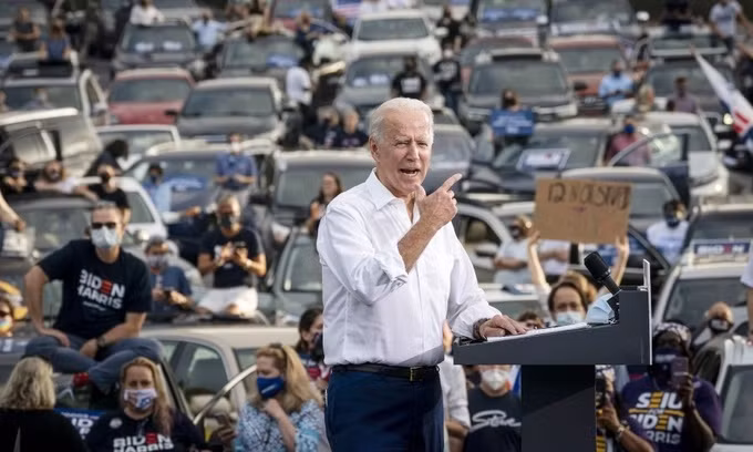 Ứng viên tổng thống Mỹ đảng Dân chủ Joe Biden vận động tranh cử tại bãi đỗ xe ở Cellairis Ampitheatre, thành phố Atlanta, bang Georgia, hôm 27/10. Ảnh: AFP.