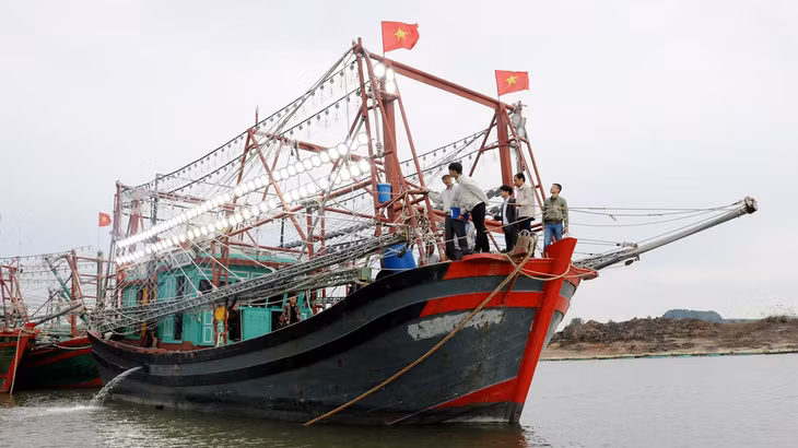Chạy thử kiểm tra đèn Led trên tàu anh Đỗ Văn Thành (chủ tàu tham gia mô hình thử nghiệm)