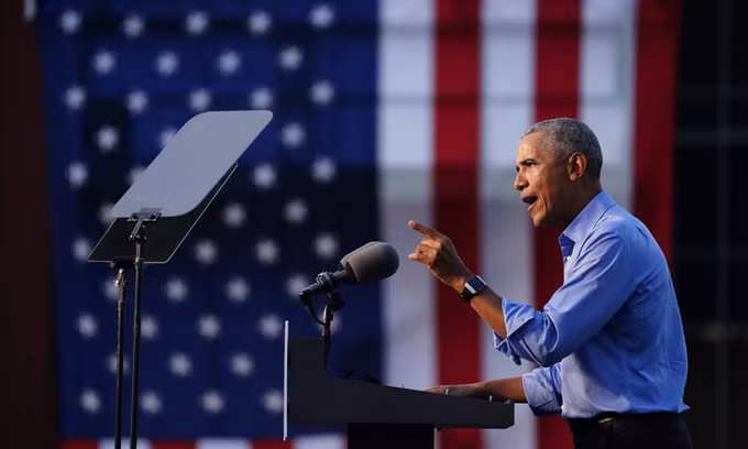 Cựu tổng thống Obama tại sự kiện vận động tranh cử cho ứng viên Joe Biden tại Philadelphia, abng Pennsylvania hôm 21/10. Ảnh: AP.