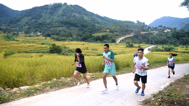 Năm nay lễ hội ở Đại Dực đã chọn mùa vàng làm chủ đề chính và có môn thi mới là chạy qua mùa vàng tại thôn Khe Ngàn