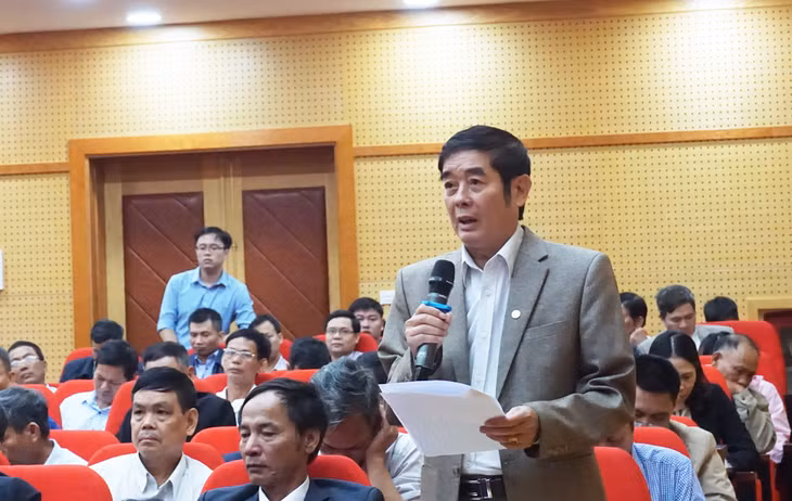 Cử tri Thị xã Đông Triều phát biểu tại buổi tiếp xúc.