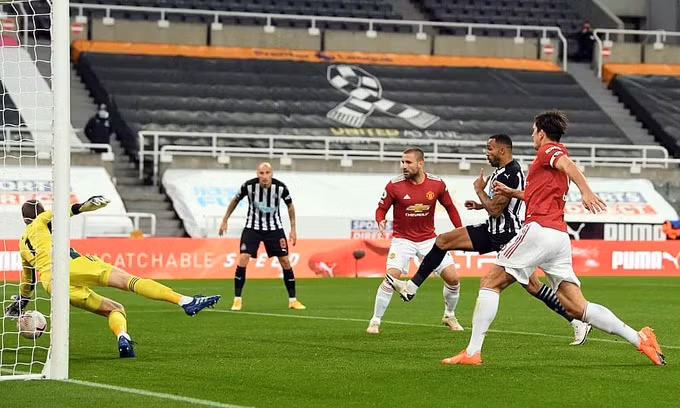 De Gea (trái) phản xạ xuất thần cứu Man Utd khỏi bàn thua sau giờ nghỉ. Ảnh: AFP.