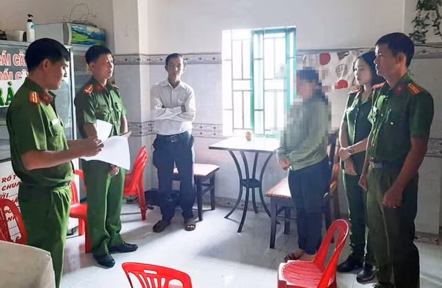 Cơ quan Công an đọc lệnh bắt giam C