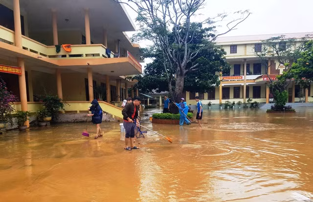 Cần thực hiện vệ sinh trường, lớp ngay sau khi hết mưa ngập. Ảnh minh họa
