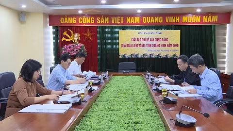 Ban Giám khảo chấm sơ khảo các tác phẩm báo in.