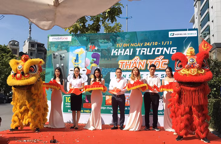 Các đại biểu cắt băng khai trương cửa hàng bán hàng liên kết của MobiFone Quảng Ninh và Hoàng Hà Mobile.
