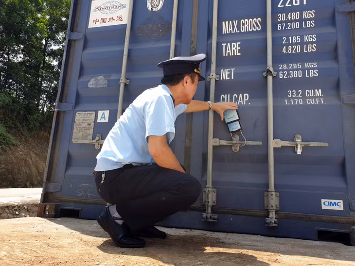 Chi cục Hải quan Bắc Phong Sinh triển khai áp dụng việc gắn seal định vị điện tử 
