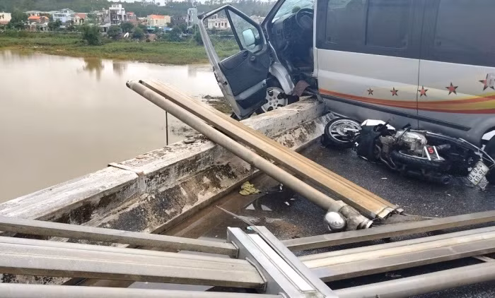 Thành cầu bị hư hỏng sau vụ tai nạn