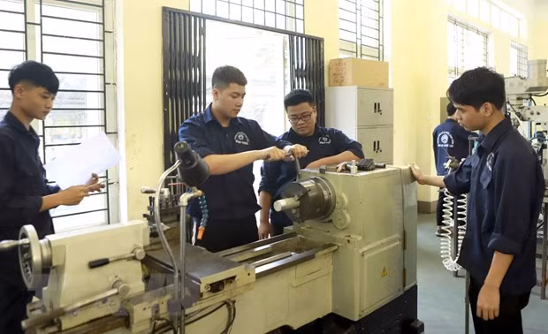 Sinh viên Khoa Cơ khí chế tạo Trường Cao đẳng nghề Vĩnh Phúc thao tác trên máy tiện vạn năng. (Ảnh: Hoàng Hùng/TTXVN)