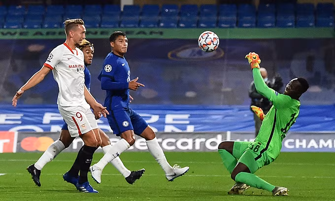 Mendy trong tình huống cứu thua ở phút 18 trên sân Stamford Bridge hôm 20/10. Ảnh: AP