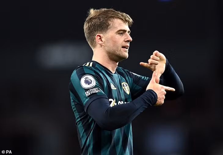 Patrick Bamford tỏa sáng với cú hat-trick vào lưới Aston Villa (Ảnh: PA).