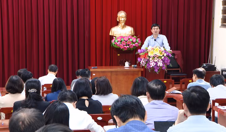 Đồng chí Ngô Hoàng Ngân, Phó Bí thư Thường trực Tỉnh ủy trao đổi với các học viên đang theo học tại Trường Đào tạo cán bộ Nguyễn Văn Cừ.