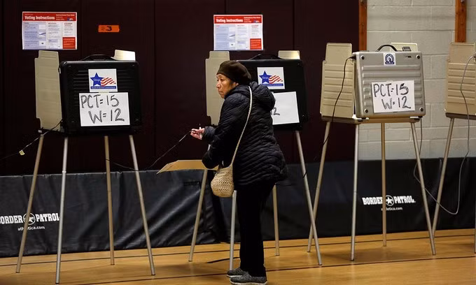 Một người phụ nữ bỏ phiếu bầu cử tại Chicago hồi tháng 3. Ảnh: Reuters.