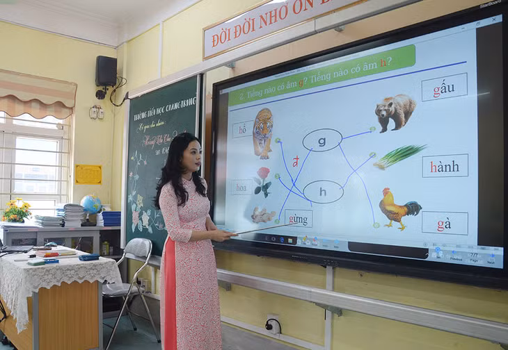 Cô giáo Hoàng Thị Thu Quỳnh, Trường Tiểu học Quang Trung, TP Hạ Long sử dụng bảng thông minh để dạy môn Tiếng Việt cho học sinh lớp 1.