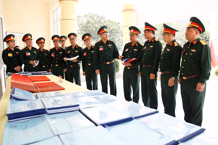 Các đại biểu tham quan khu vực trưng bày văn kiện ngành kỹ thuật của các đơn vị.