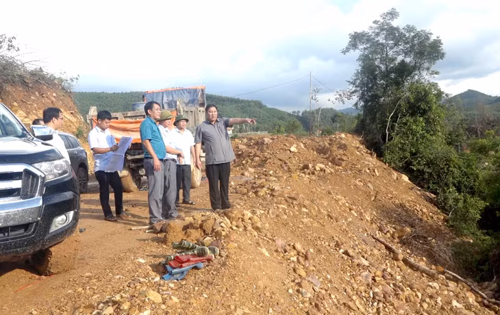 Đồng chí Đỗ Khánh Tùng - Phó Bí thư Huyện ủy, Chủ tịch UBND huyện kiểm tra công trình cấp nước sinh hoạt, sản xuất tập trung cho 4 xã vùng cao
