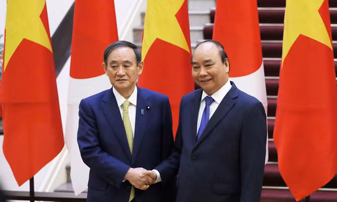Thủ tướng Nguyễn Xuân Phúc (phải) và Thủ tướng Nhật Bản Suga bắt tay trước khi bắt đầu hội đàm sáng nay. Ảnh: Ngọc Thành.