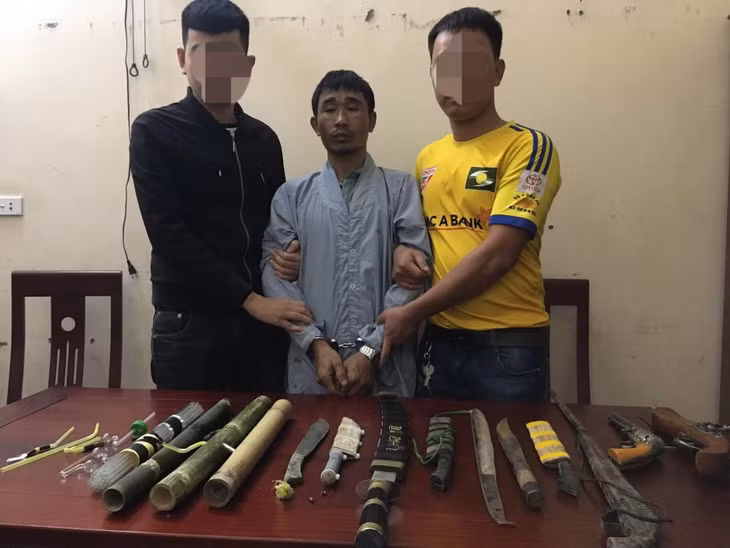Hoàng Hải Âu cùng tang vật tại cơ quan điều tra.