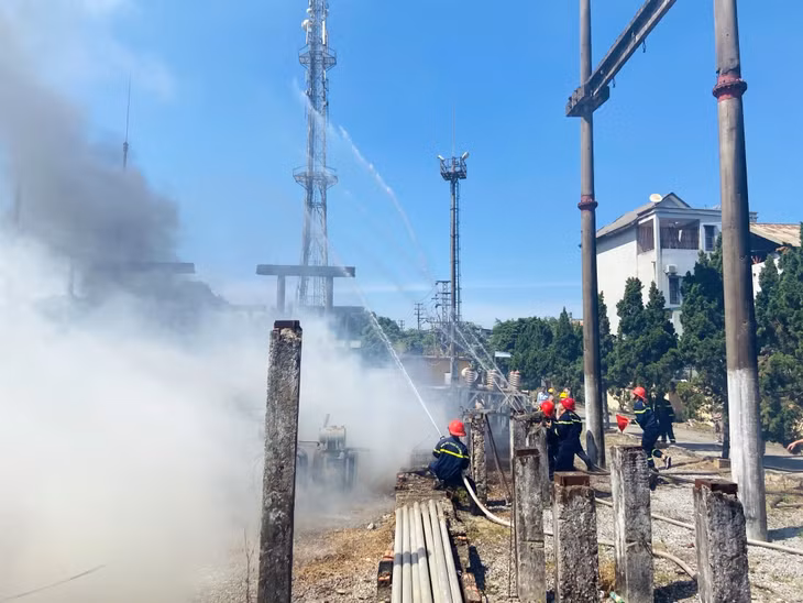 Lực lượng chữa cháy phun nước khống chế, dập tắt đám cháy.