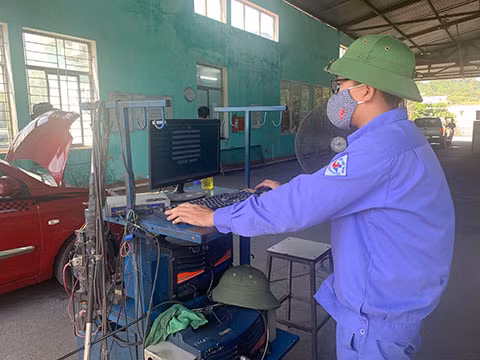Cán bộ Công ty CP đăng kiểm xe cơ giới đường bộ Quảng Ninh kiểm tra phương tiện khi vào đăng kiểm.