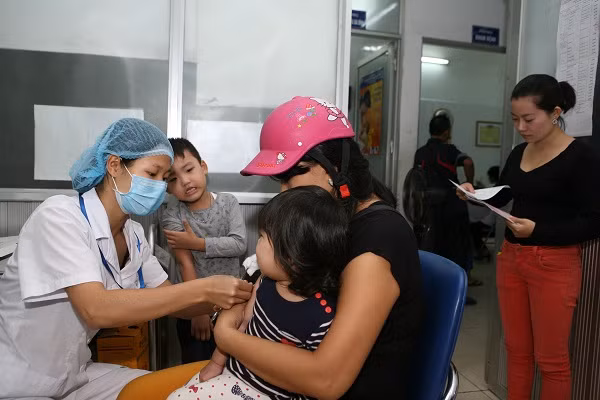 Tiêm vắc-xin là biện pháp phòng bệnh quai bị hiệu quả. Ảnh: Trần Minh