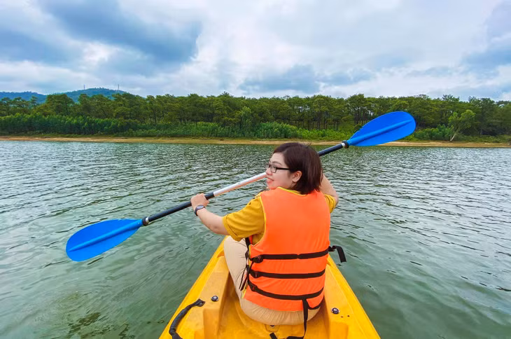 Chèo thuyền Kayak là một trải nghiệm vô cùng thú vị khi đến với Hồ Yên Trung.