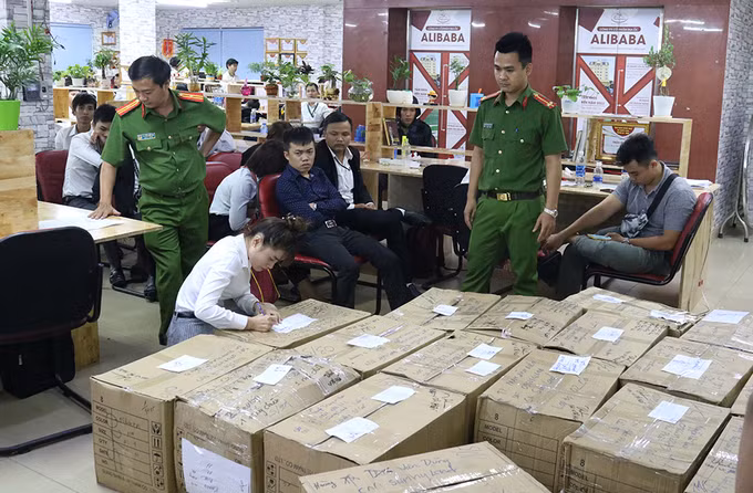Cảnh sát khám xét Công ty Alibaba hồi tháng 9/2019. Ảnh: Công an cung cấp.