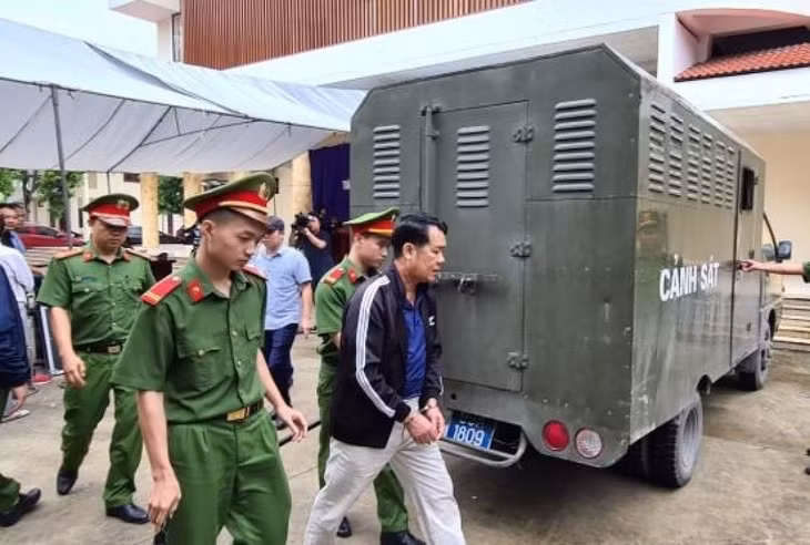  Áp giải bị cáo Nguyễn Văn Sướng ra xe chở phạm nhân.