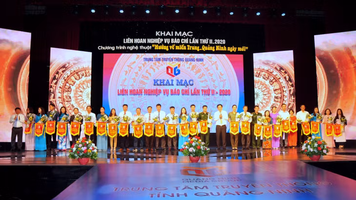 Ban Tổ chức Liên hoan tặng cờ lưu niệm cho 