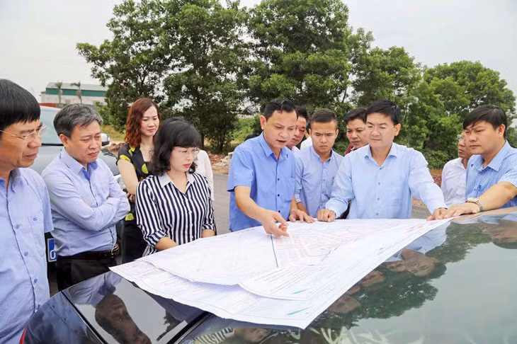 Lãnh đạo tỉnh cùng với TP Móng Cái kiểm tra, giải quyết khó khăn vướng mắc cho doanh nghiệp.
