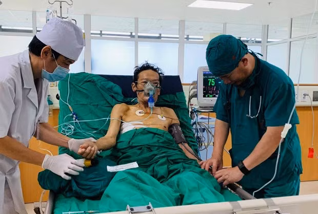 Bác sỹ kiểm tra sức khoẻ của bệnh nhân sau phẫu thuật. (Ảnh: PV/Vietnam+)